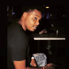 收听 AZO、观看音乐视频、阅读小传、查看巡演日期等 ！