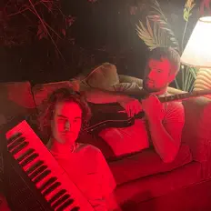 聆聽 resort realism、觀看音樂影片、閱讀小傳、查看巡演日期等！