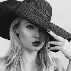 Ascolta Dinah Nah, guarda video musicali, leggi la biografia, vedi le date del tour & altro!