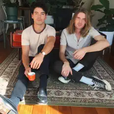 Écoutez Handsome Shirt, regardez des vidéoclips, lisez la biographie, consultez les dates de tournée et plus encore !