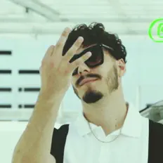 FSNを聴いたり、ミュージックビデオを鑑賞したり、経歴やツアー日程などを確認したりしましょう！