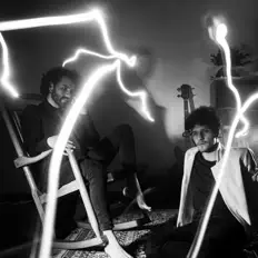 Los Makenzy सुनें, म्यूज़िक वीडियो देखें, बायो पढ़ें, दौरे की तारीखें और बहुत कुछ देखें!