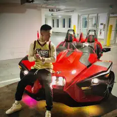 Hör dir Sacci an, schau dir Musikvideos an, lies die Biografie, finde Tourdaten und mehr!