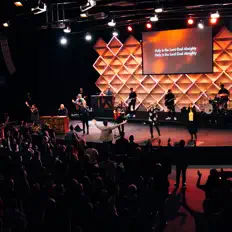 Ascolta Edge Church, guarda video musicali, leggi la biografia, vedi le date del tour & altro!