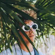 聆聽 Klaus、觀看音樂影片、閱讀小傳、查看巡演日期等！