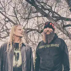 JWLを聴いたり、ミュージックビデオを鑑賞したり、経歴やツアー日程などを確認したりしましょう！