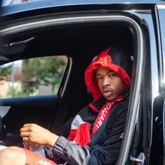 聆聽 D.2.、觀看音樂影片、閱讀小傳、查看巡演日期等！