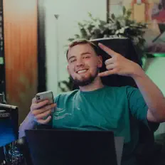 Ouve AKADEEKAY, vê vídeos de música, lê a biografia, vê as datas da digressão e muito mais!