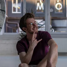 Luister naar Uomo, bekijk muziekvideo's, lees de bio, bekijk de tourdata, en meer!