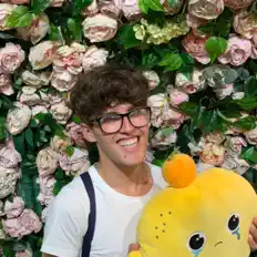 Escucha a Harrison Kaye, mira videos musicales, lee su biografía, consulta las fechas de las gira y más.