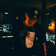 Dengarkan CHARLIEE, tonton video musik, baca bio, lihat tanggal tur & lainnya!