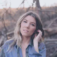 Hör dir Lora Kelley an, schau dir Musikvideos an, lies die Biografie, finde Tourdaten und mehr!