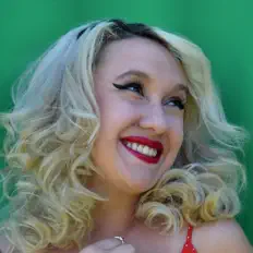 Écoutez Mrs. Red, regardez des vidéoclips, lisez la biographie, consultez les dates de tournée et plus encore !