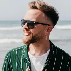 收听 Meliē、观看音乐视频、阅读小传、查看巡演日期等 ！