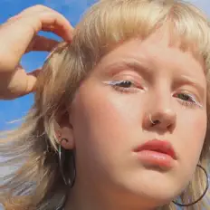 MAY BBYを聴いたり、ミュージックビデオを鑑賞したり、経歴やツアー日程などを確認したりしましょう！
