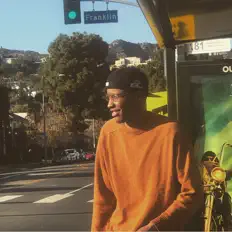 收听 Ra Burns、观看音乐视频、阅读小传、查看巡演日期等 ！