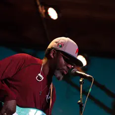 聆聽 Tony L.、觀看音樂影片、閱讀小傳、查看巡演日期等！