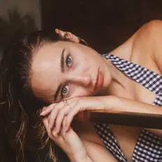 Hör dir Charlotte Mazet an, schau dir Musikvideos an, lies die Biografie, finde Tourdaten und mehr!