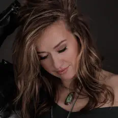 Anne Budé सुनें, म्यूज़िक वीडियो देखें, बायो पढ़ें, दौरे की तारीखें और बहुत कुछ देखें!