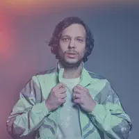 undefined dinle, müzik videolarını izle, biyografisini oku, tur tarihlerini ve daha fazlasını gör!