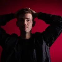 undefined dinle, müzik videolarını izle, biyografisini oku, tur tarihlerini ve daha fazlasını gör!