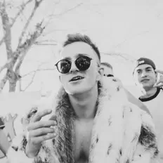 聆聽 Sauzy、觀看音樂影片、閱讀小傳、查看巡演日期等！