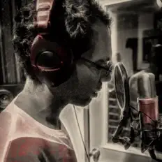 聆聽 Sl1ck、觀看音樂影片、閱讀小傳、查看巡演日期等！