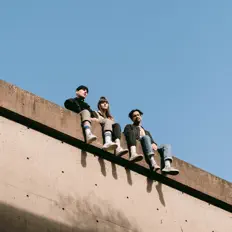 aderaを聴いたり、ミュージックビデオを鑑賞したり、経歴やツアー日程などを確認したりしましょう！