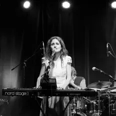 Ouve DoVira, vê vídeos de música, lê a biografia, vê as datas da digressão e muito mais!