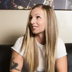 Poslechněte si interpreta Veronika, sledujte hudební videa, přečtěte si životopis, podívejte se na data turné a další informace.