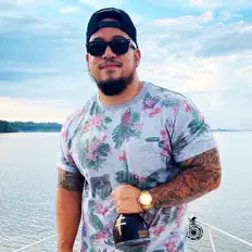 Poslechněte si interpreta E. Troy, sledujte hudební videa, přečtěte si životopis, podívejte se na data turné a další informace.