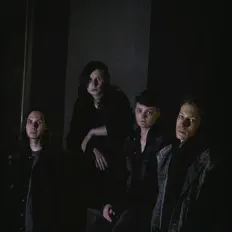 Ouça Life Post-Mortem, assista a videoclipes, leia a biografia, veja as datas das turnês e mais!