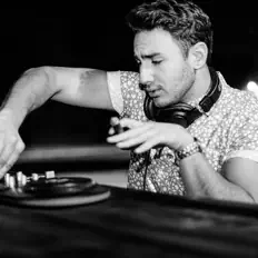 Hör dir Sao Joao an, schau dir Musikvideos an, lies die Biografie, finde Tourdaten und mehr!