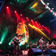 Escucha a La Bemba, mira vídeos musicales, lee la biografía, consulta fechas de giras y mucho más.