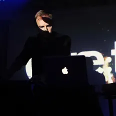 re:tractを聴いたり、ミュージックビデオを鑑賞したり、経歴やツアー日程などを確認したりしましょう！