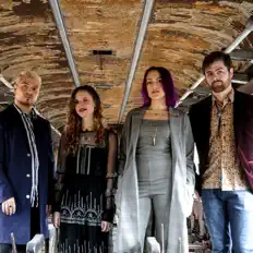 收听 Cardboard Rocketship、观看音乐视频、阅读小传、查看巡演日期等 ！