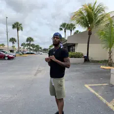 SwiftOnDemand सुनें, म्यूज़िक वीडियो देखें, बायो पढ़ें, दौरे की तारीखें और बहुत कुछ देखें!