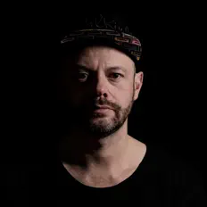 Poslechněte si interpreta Chris Cooper, sledujte hudební videa, přečtěte si životopis, podívejte se na data turné a další informace.