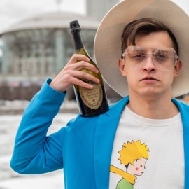 В белоснежном BMW Заводной Макс