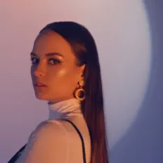 NANOを聴いたり、ミュージックビデオを鑑賞したり、経歴やツアー日程などを確認したりしましょう！