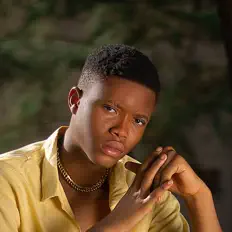 收听 Raaeii、观看音乐视频、阅读小传、查看巡演日期等 ！