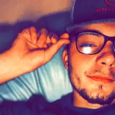 聆聽 DayzOne、觀看音樂影片、閱讀小傳、查看巡演日期等！