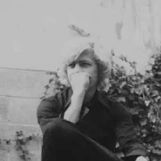 Japanese Whispersを聴いたり、ミュージックビデオを鑑賞したり、経歴やツアー日程などを確認したりしましょう！