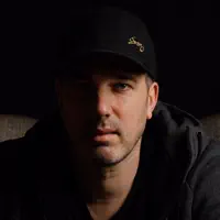 Hör dir undefined an, schau dir Musikvideos an, lies die Biografie, finde Tourdaten und mehr!