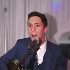 Écoutez Tovia Salfinger, regardez des vidéoclips, lisez la biographie, consultez les dates de tournée et plus encore !