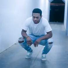 Hör dir Troy cam an, schau dir Musikvideos an, lies die Biografie, finde Tourdaten und mehr!