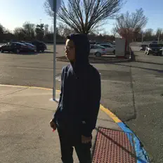 聆聽 Jayy Jayy、觀看音樂影片、閱讀小傳、查看巡演日期等！