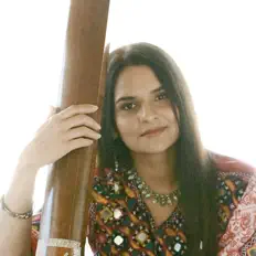 Sudakshina Alagiaを聴いたり、ミュージックビデオを鑑賞したり、経歴やツアー日程などを確認したりしましょう！