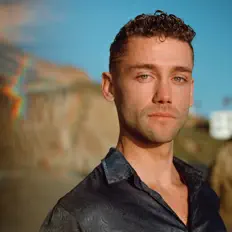 ASWを聴いたり、ミュージックビデオを鑑賞したり、経歴やツアー日程などを確認したりしましょう！