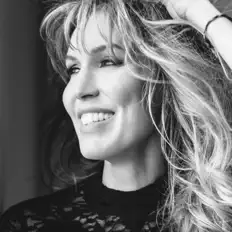 Martine Mai सुनें, म्यूज़िक वीडियो देखें, बायो पढ़ें, दौरे की तारीखें और बहुत कुछ देखें!